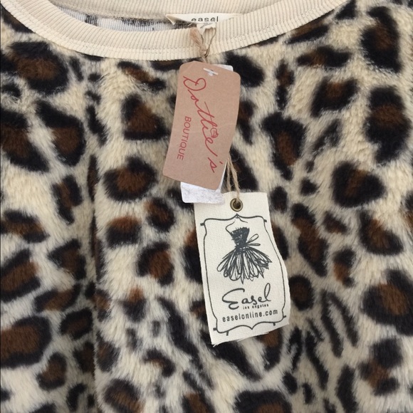 Easel Leopard Top - Picture 2 of 6